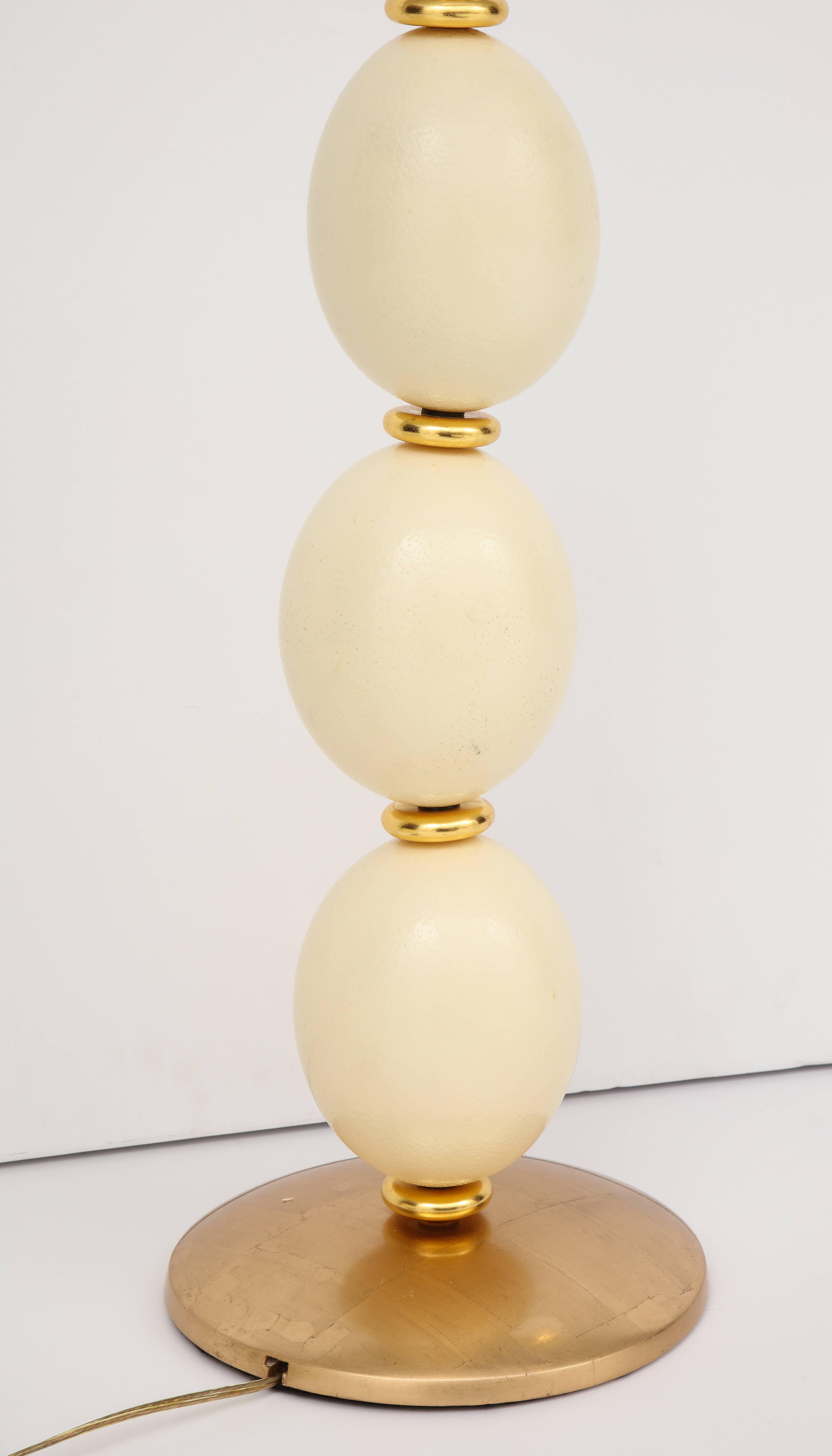Lampe de table en bois doré sculpté en œuf d'autruche, faite sur mesure en vente 2