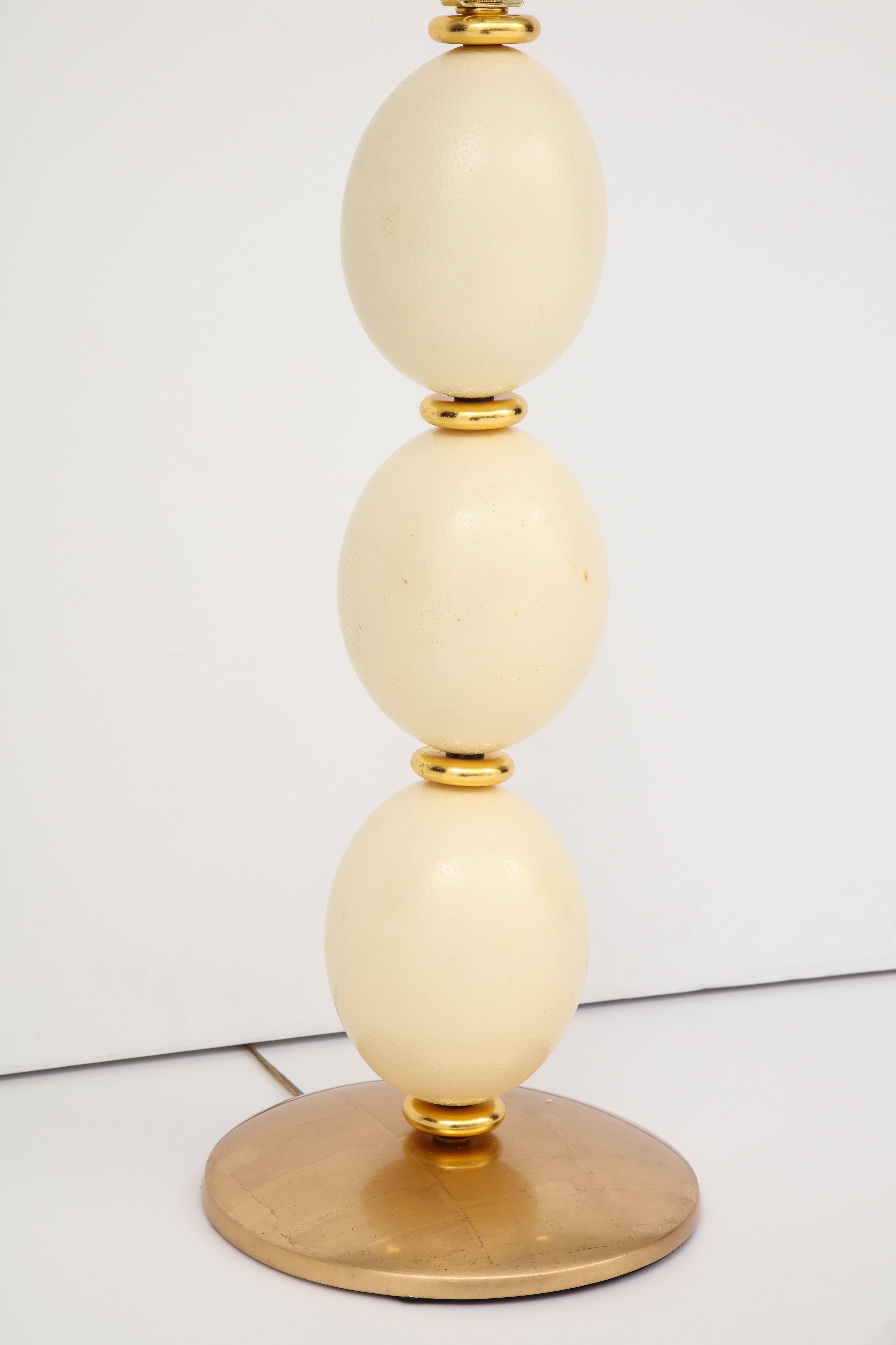 Lampe de table en bois doré sculpté en œuf d'autruche, faite sur mesure en vente 1
