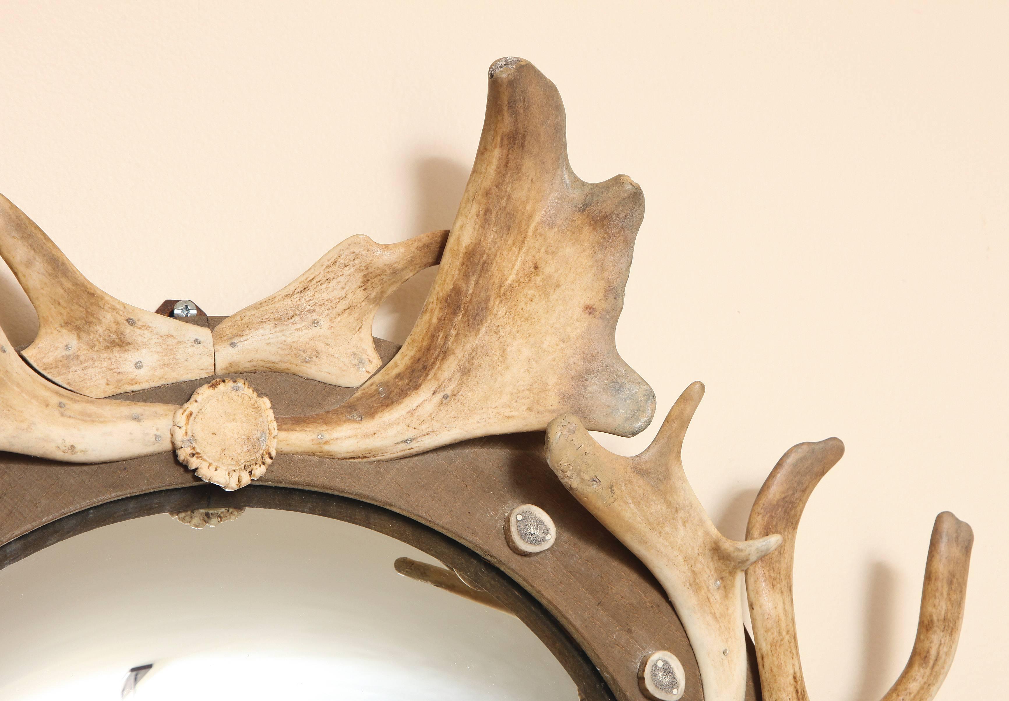 Antler and Wood Mounted Convex Mirror In Excellent Condition In New York, NY