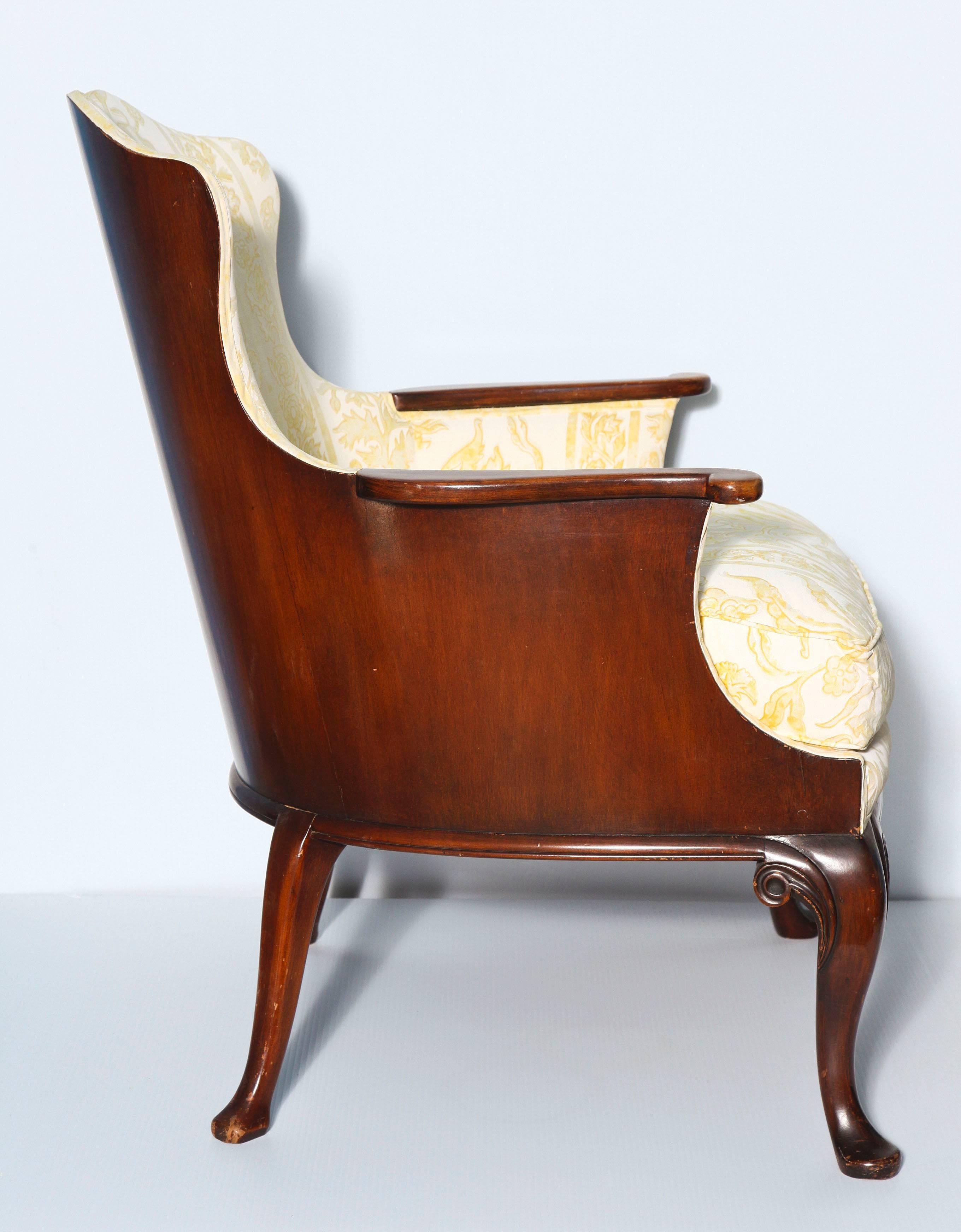 A refined and unusual Georgian style bergere having an elegantly
shaped wood encased back, raised on cabriole legs and all in mahogany.
Upholstered in Fortuny cotton.

 