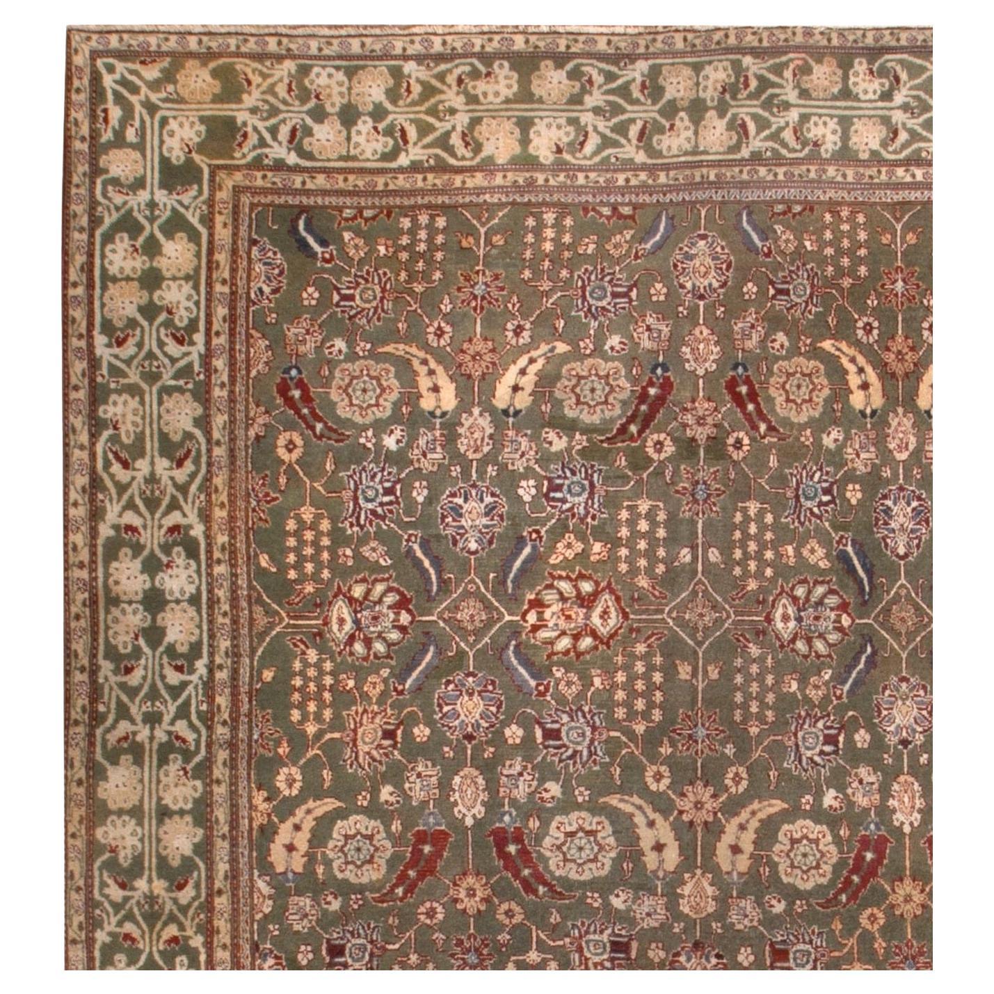 Antique Indian Sage Green Agra Rug,  8'10 x 11'6. Pendant une grande partie de l'histoire de l'empire mongol, Agra était sa capitale. Des architectes et des artisans, dont de nombreux tisseurs de tapis, sont venus de tout le monde musulman pour