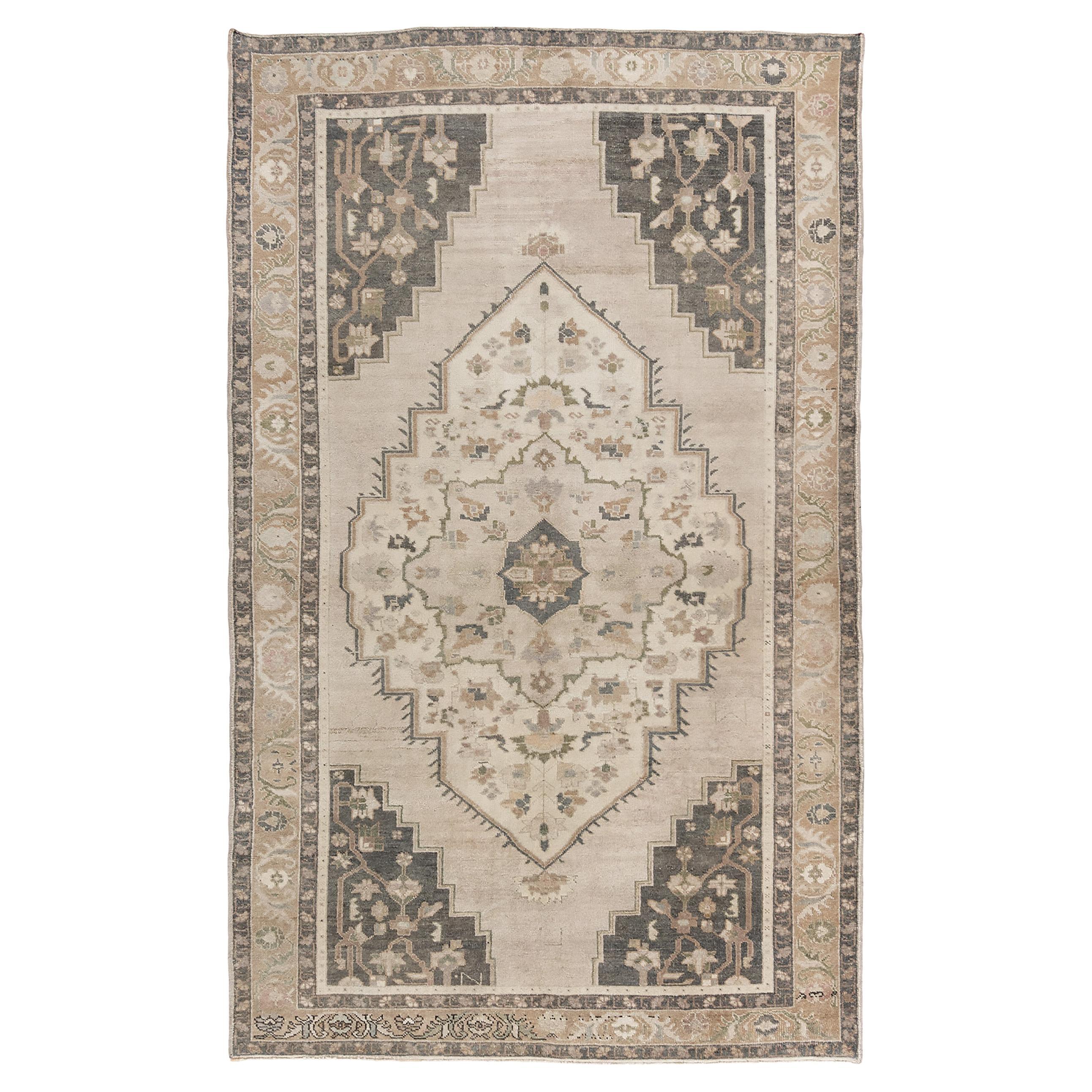 Tapis d'Oushak turc brun clair vintage