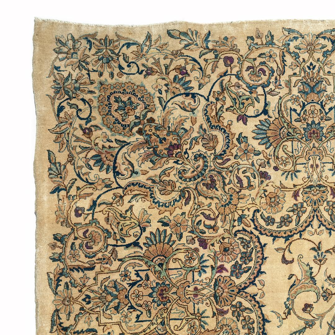 13'8 x 19'5. Questo Kirman risale al periodo in cui i disegni erano in fase di transizione dai tradizionali modelli persiani a quelli influenzati dal gusto occidentale. Il campo beige è ricoperto da foglie curvilinee di fiori fantastici che