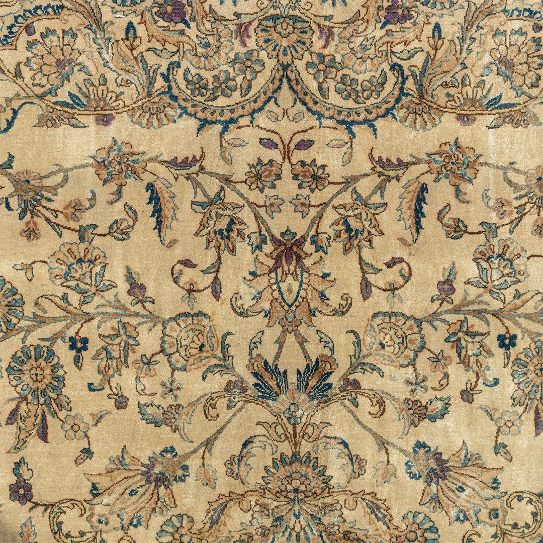 Tessuto a mano Tappeto persiano Kirman beige oversize d'epoca, circa 1920, 13'8 x 19'5 in vendita