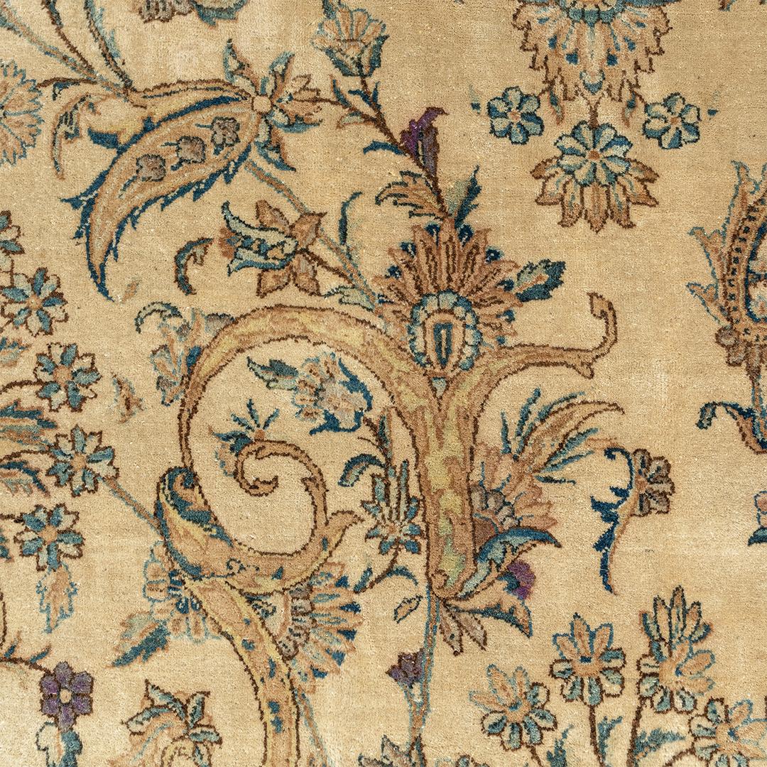 Tappeto persiano Kirman beige oversize d'epoca, circa 1920, 13'8 x 19'5 In condizioni buone in vendita a New York, NY