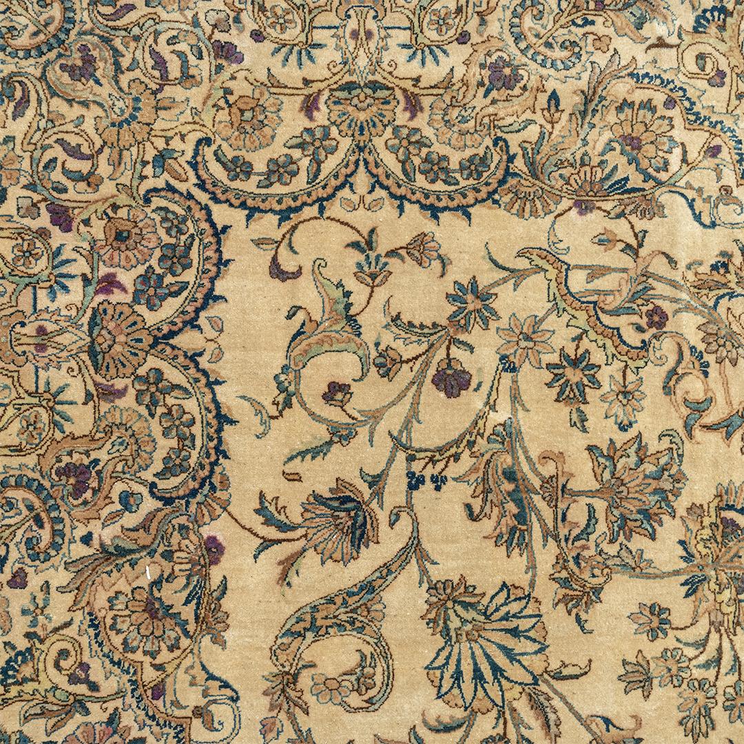 Persiano Tappeto persiano Kirman beige oversize d'epoca, circa 1920, 13'8 x 19'5 in vendita