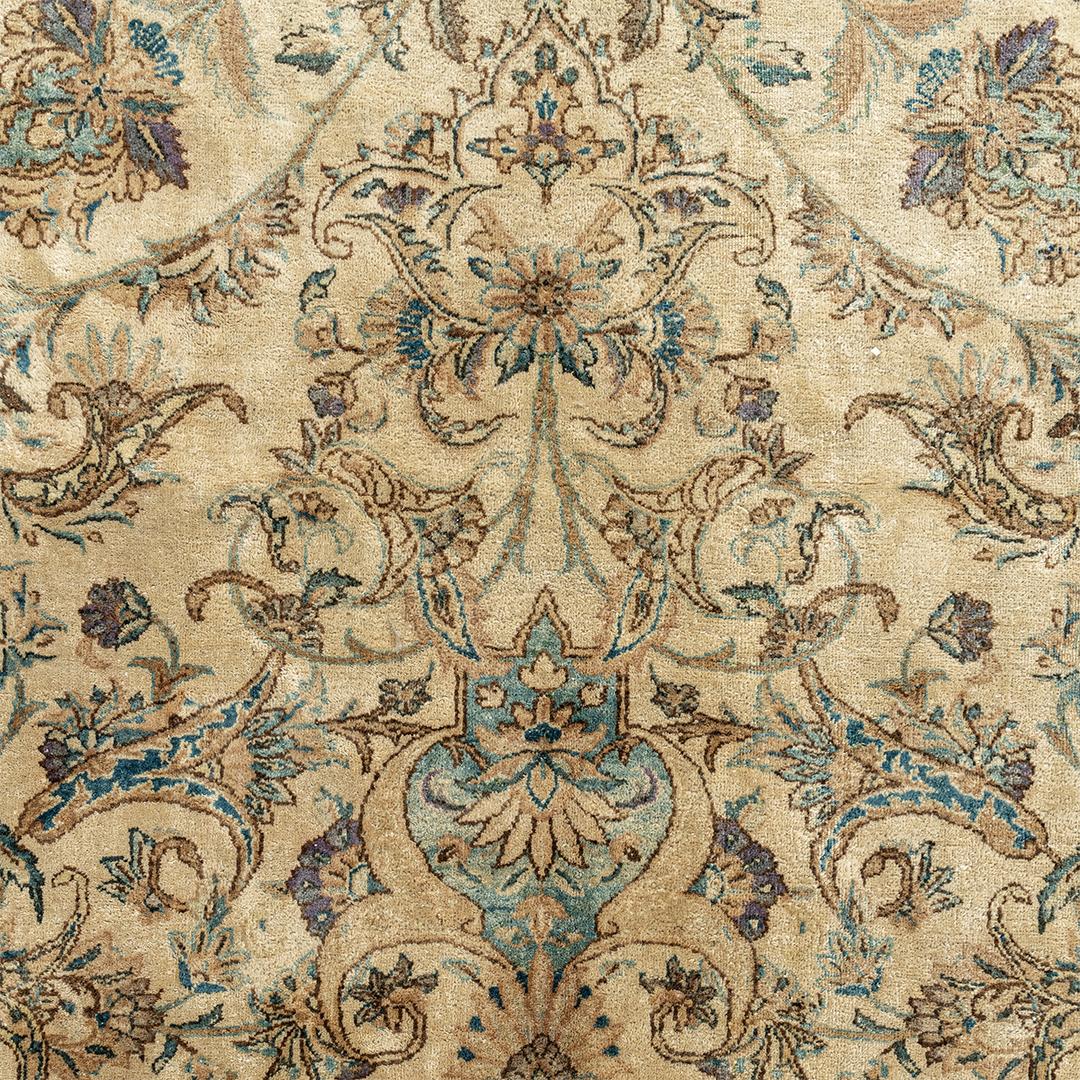 Lana Tappeto persiano Kirman beige oversize d'epoca, circa 1920, 13'8 x 19'5 in vendita