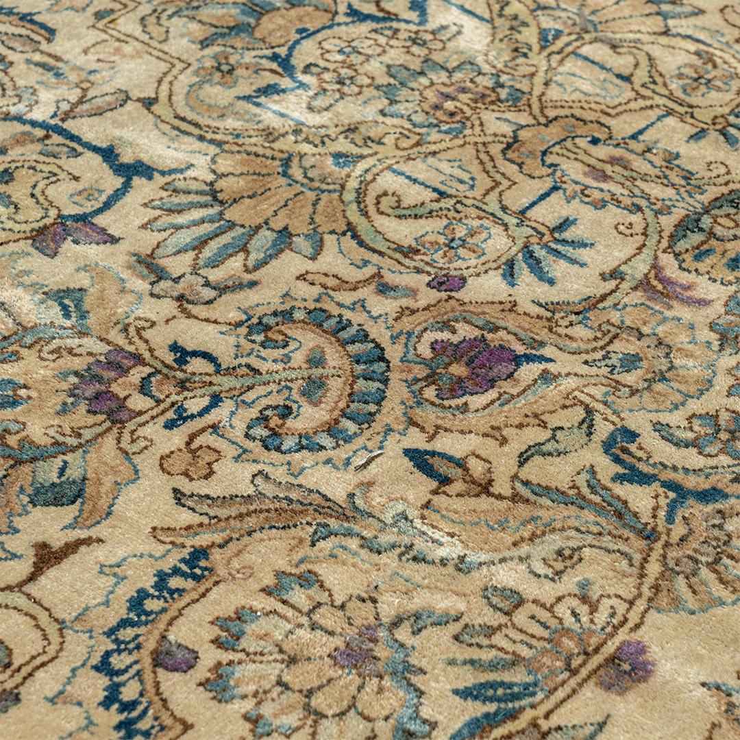 Tappeto persiano Kirman beige oversize d'epoca, circa 1920, 13'8 x 19'5 in vendita 5