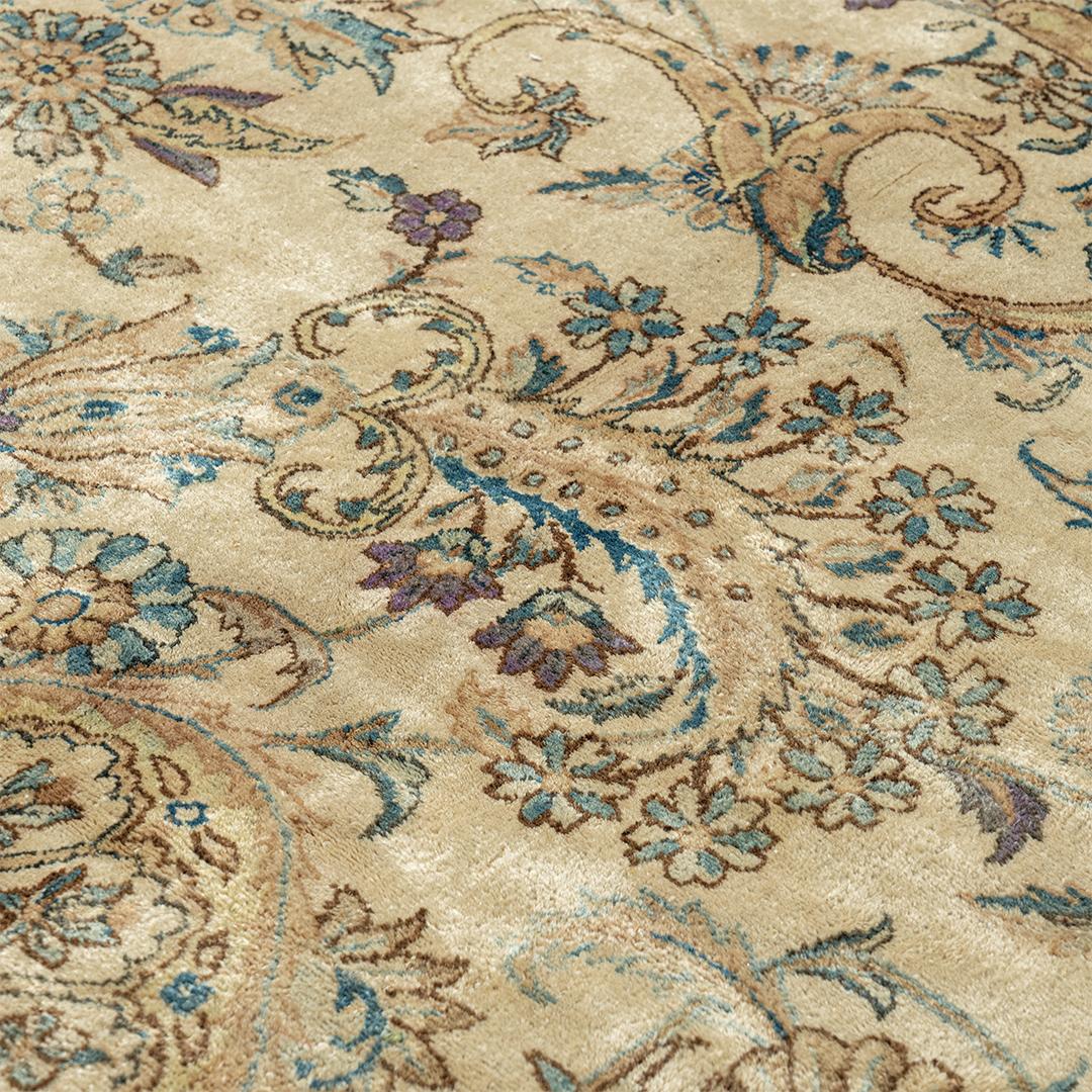 Tappeto persiano Kirman beige oversize d'epoca, circa 1920, 13'8 x 19'5 in vendita 4