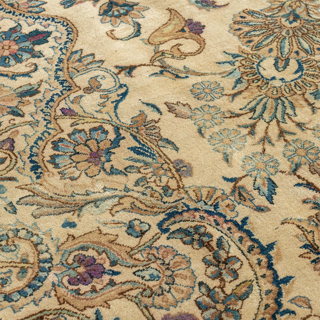 Tappeto persiano Kirman beige oversize d'epoca, circa 1920, 13'8 x 19'5 in vendita 2