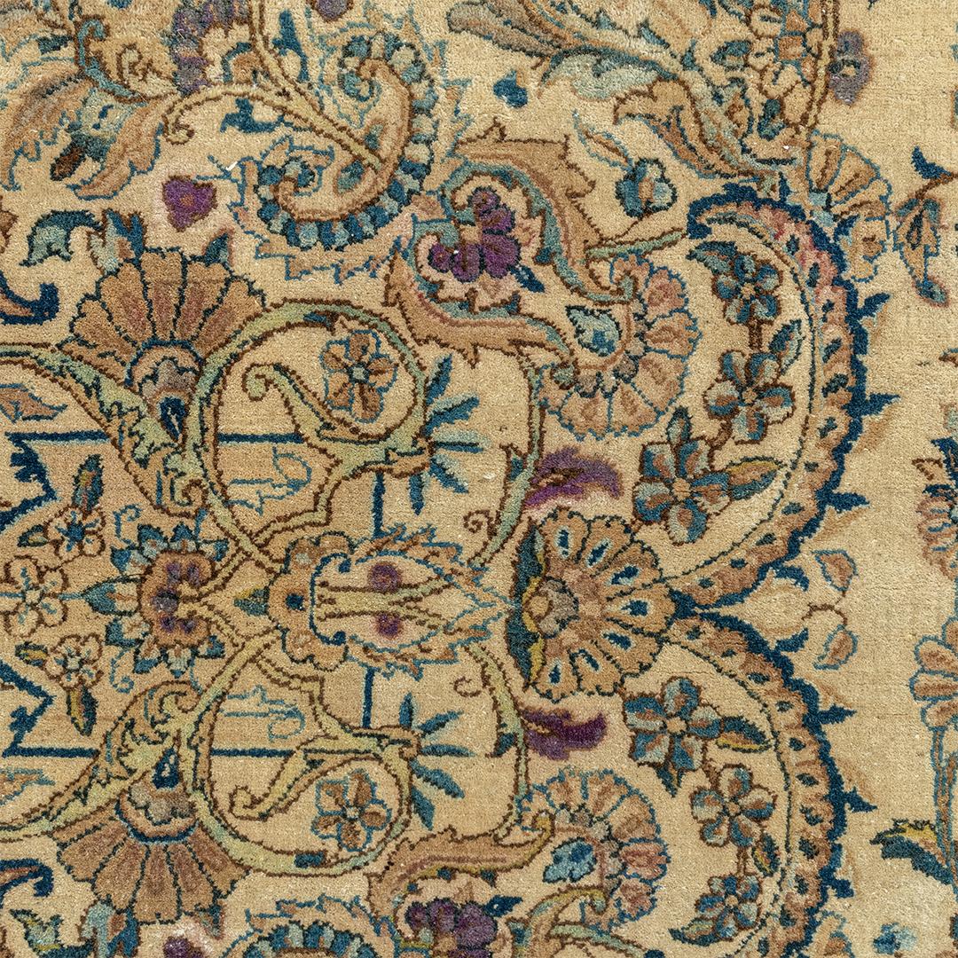 Tappeto persiano Kirman beige oversize d'epoca, circa 1920, 13'8 x 19'5 in vendita 1