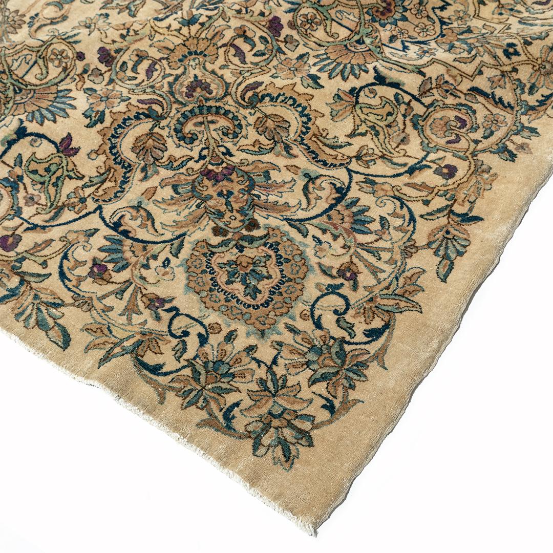 Tappeto persiano Kirman beige oversize d'epoca, circa 1920, 13'8 x 19'5 in vendita 10