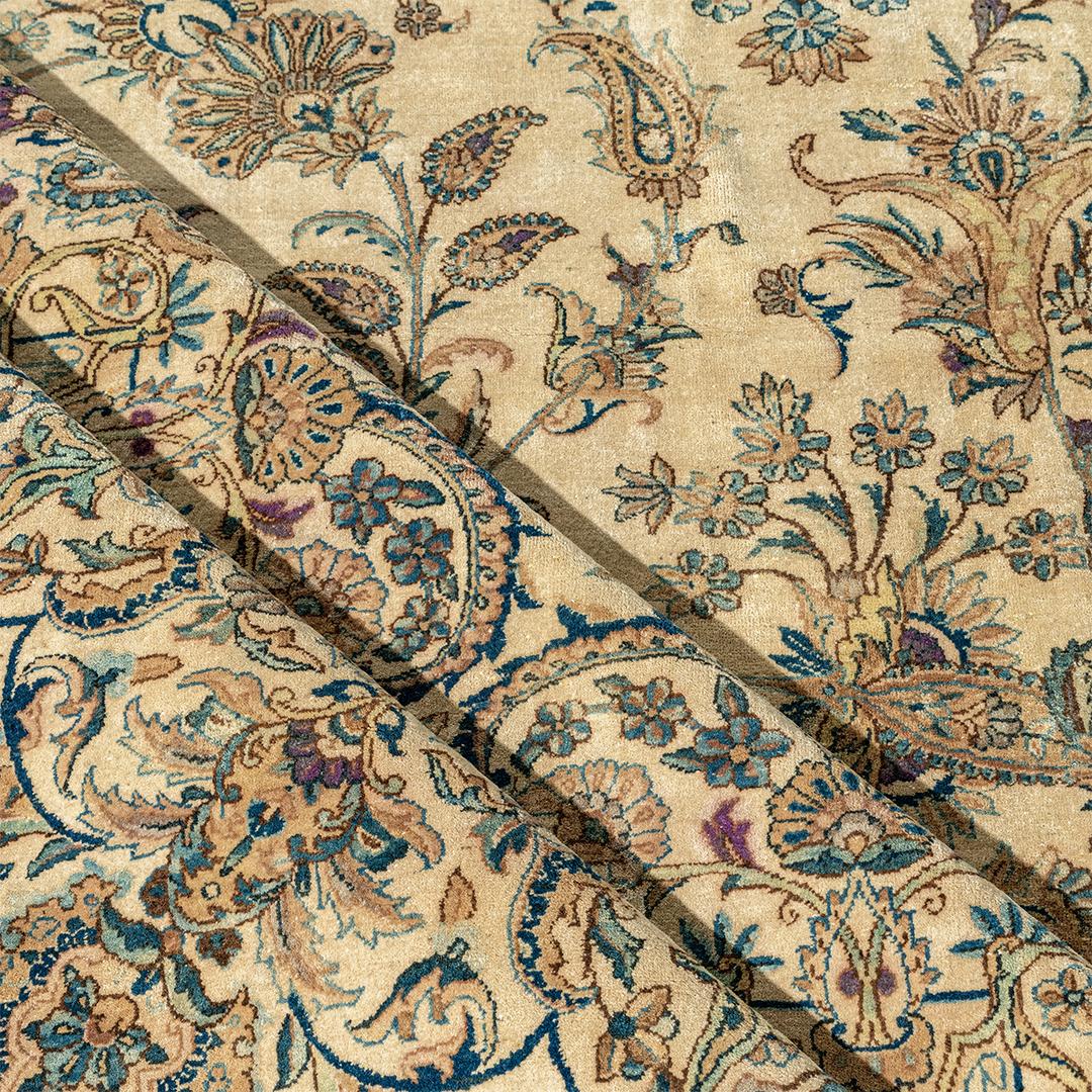 Tappeto persiano Kirman beige oversize d'epoca, circa 1920, 13'8 x 19'5 in vendita 9