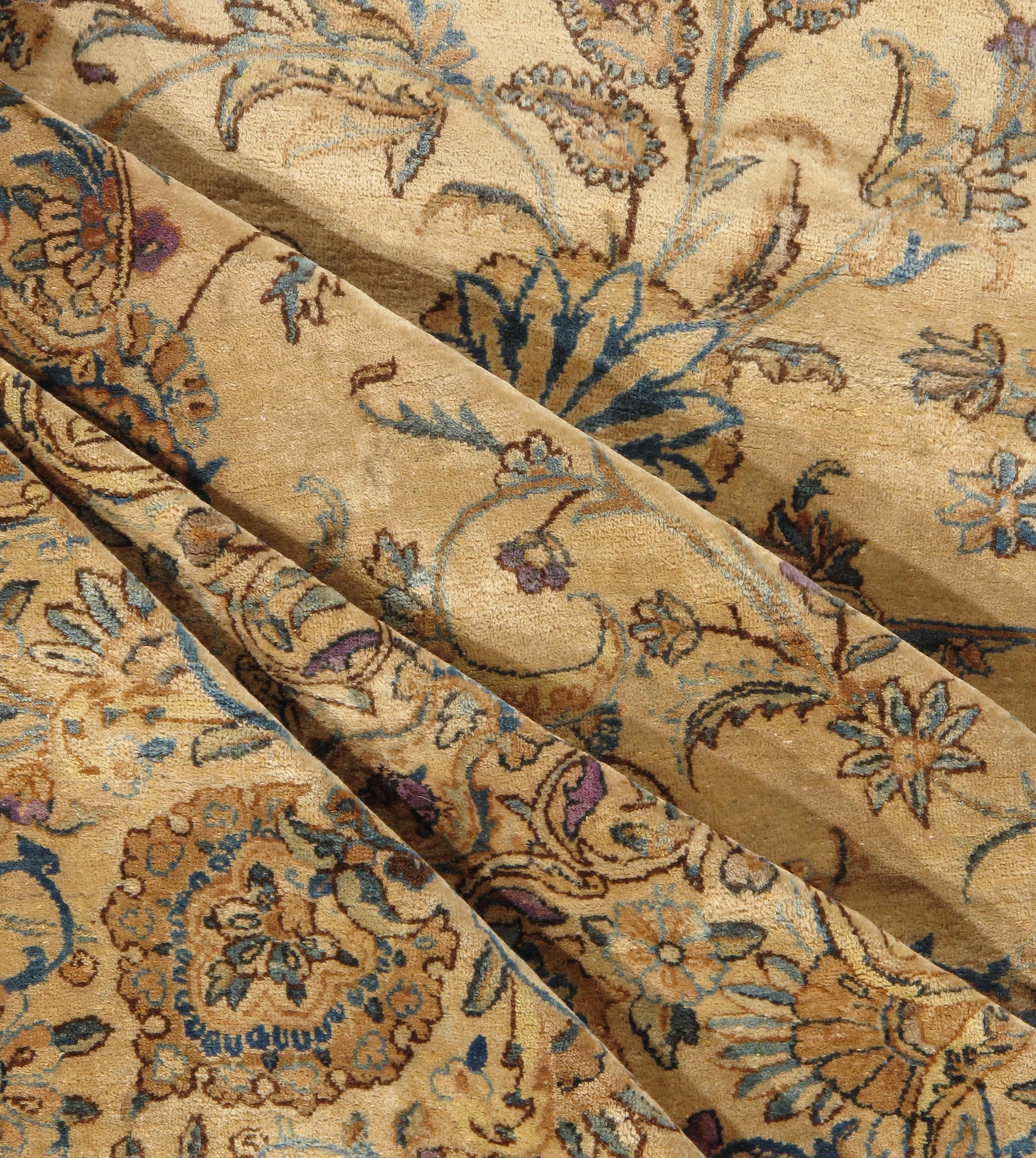 Tappeto persiano Kirman beige oversize d'epoca, circa 1920, 13'8 x 19'5 in vendita 12