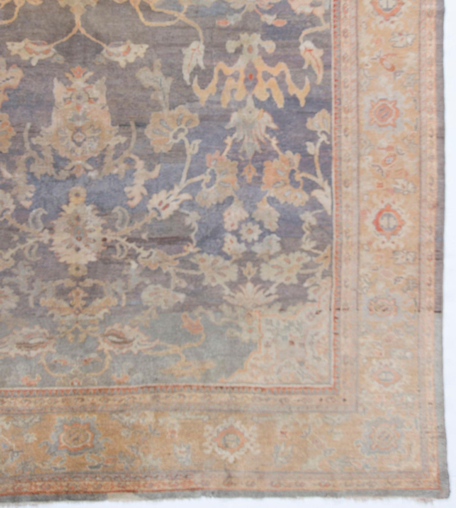11' x 16'3. Questo affascinante tappeto decorativo è probabilmente un prodotto della Ziegler Company, un'importante azienda inglese attiva a Sultanabad nel periodo 1880-1930. Il campo blu ardesia è riempito in modo continuo ma spazioso da insoliti