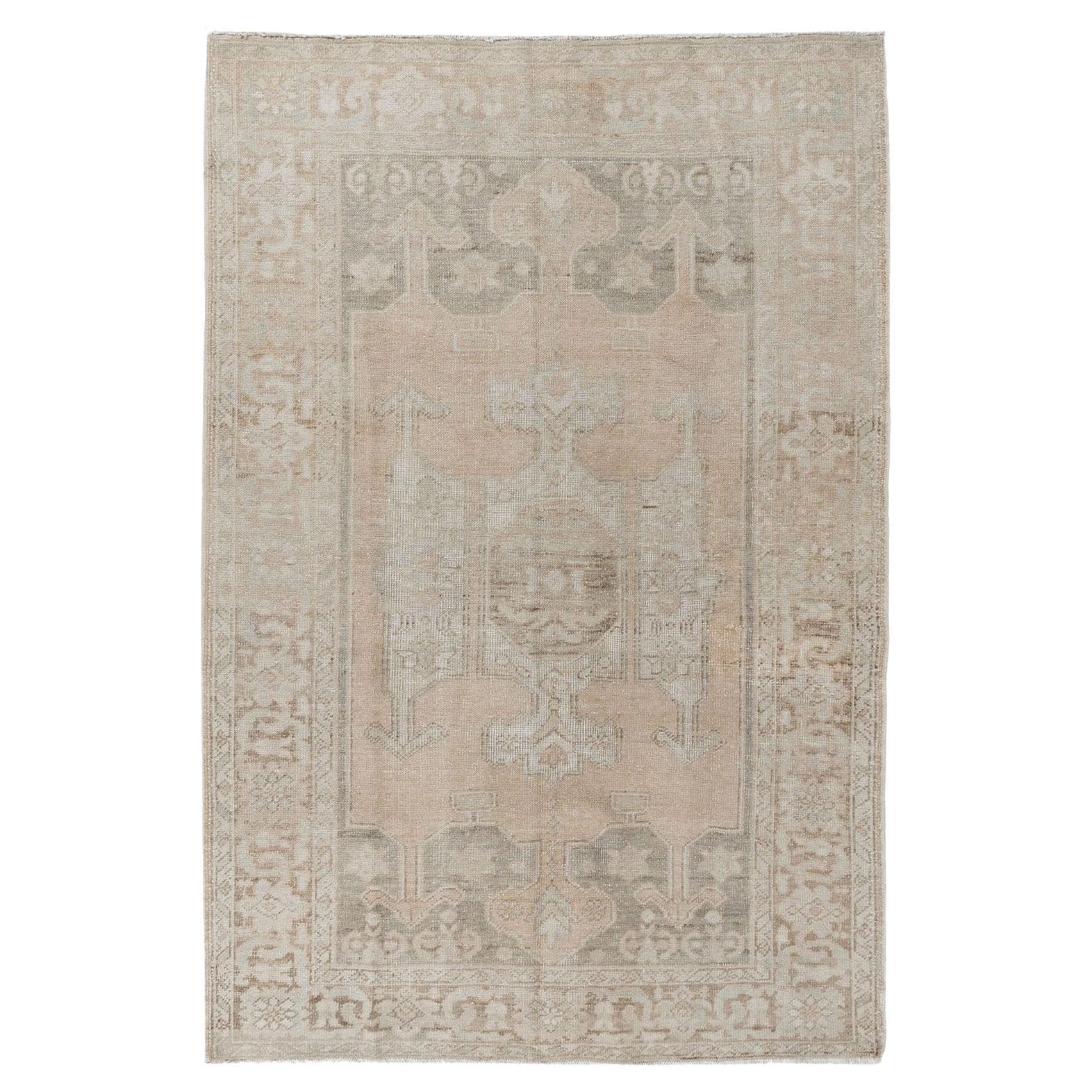 Tan Türkischer Oushak-Teppich im Vintage-Stil  5'6 x 8'2