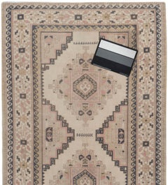 Alfombra turca Oushak vintage de lana tejida a mano, en tonos marfil y carbón, de 3'10 x 6'2