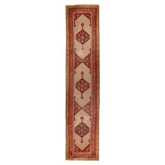 Tapis de passage oriental ancien en laine, noué à la main, de couleur rouge, datant des environs de 1900, 3'8 x 16'2