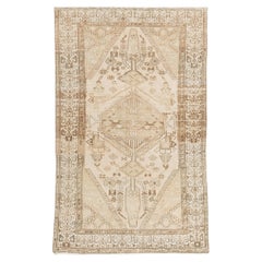 Tapis oriental vintage en laine, noué à la main, couleur beige discret, datant des années 1940 environ, 4' x 6'7