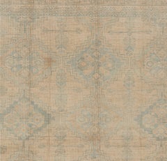 Tapis ancien datant des années 1920 environ, aux couleurs sobres et présentant de légères traces d'usure, noué à la main, 4'7 x 5'1