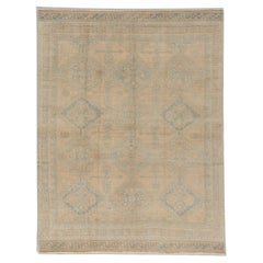 Tapis ancien datant des années 1920 environ, aux couleurs sobres et présentant de légères traces d'usure, noué à la main, 4'7 x 5'1
