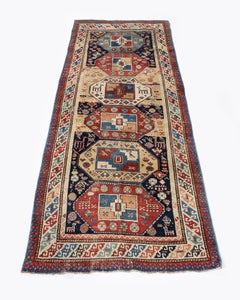Tapis de passage oriental en laine, noué à la main, de style vintage datant des années 1940 environ, avec motifs d'animaux, 3'4 x 8'5