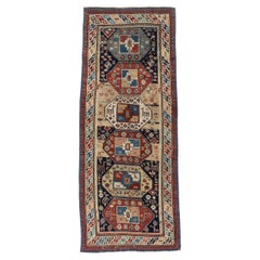 Tapis de passage oriental en laine, noué à la main, de style vintage datant des années 1940 environ, avec motifs d'animaux, 3'4 x 8'5