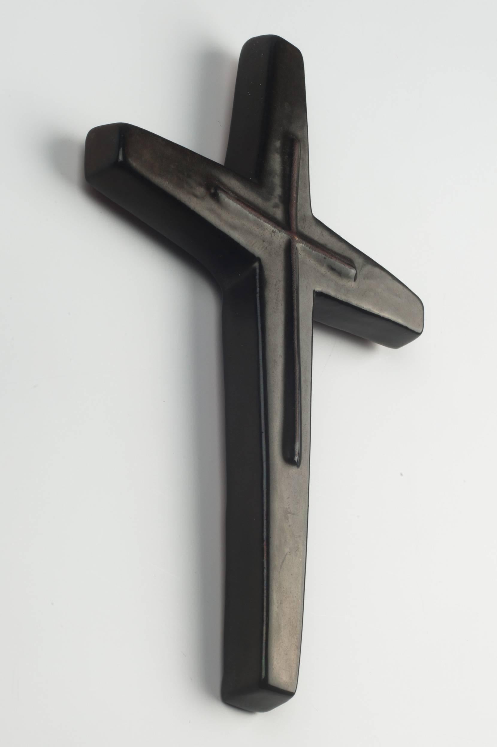 Nearly six inch tall wall crucifix in ceramic, made in Belgium in the 1950s.
Dark brown cross in volume placed inside a dark brown cross. 

This piece is part of a 69 piece ceramic crucifix collection, all made in Belgium between the 1950 and late