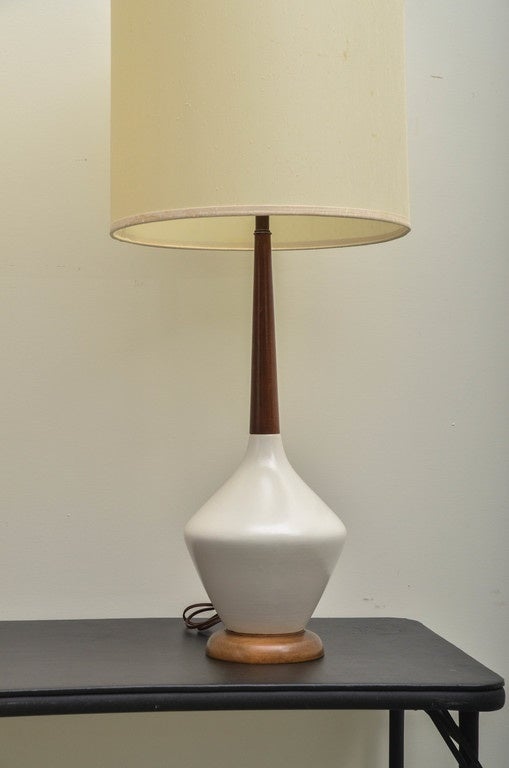 Midcentury Pair of Walnut and Ceramic Table Lamps In Good Condition In Southampton, NY