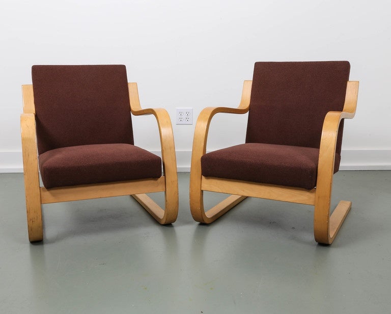 Pair of 34/402 Lounge Chairs by Alvar Aalto In Excellent Condition In Southampton, NY