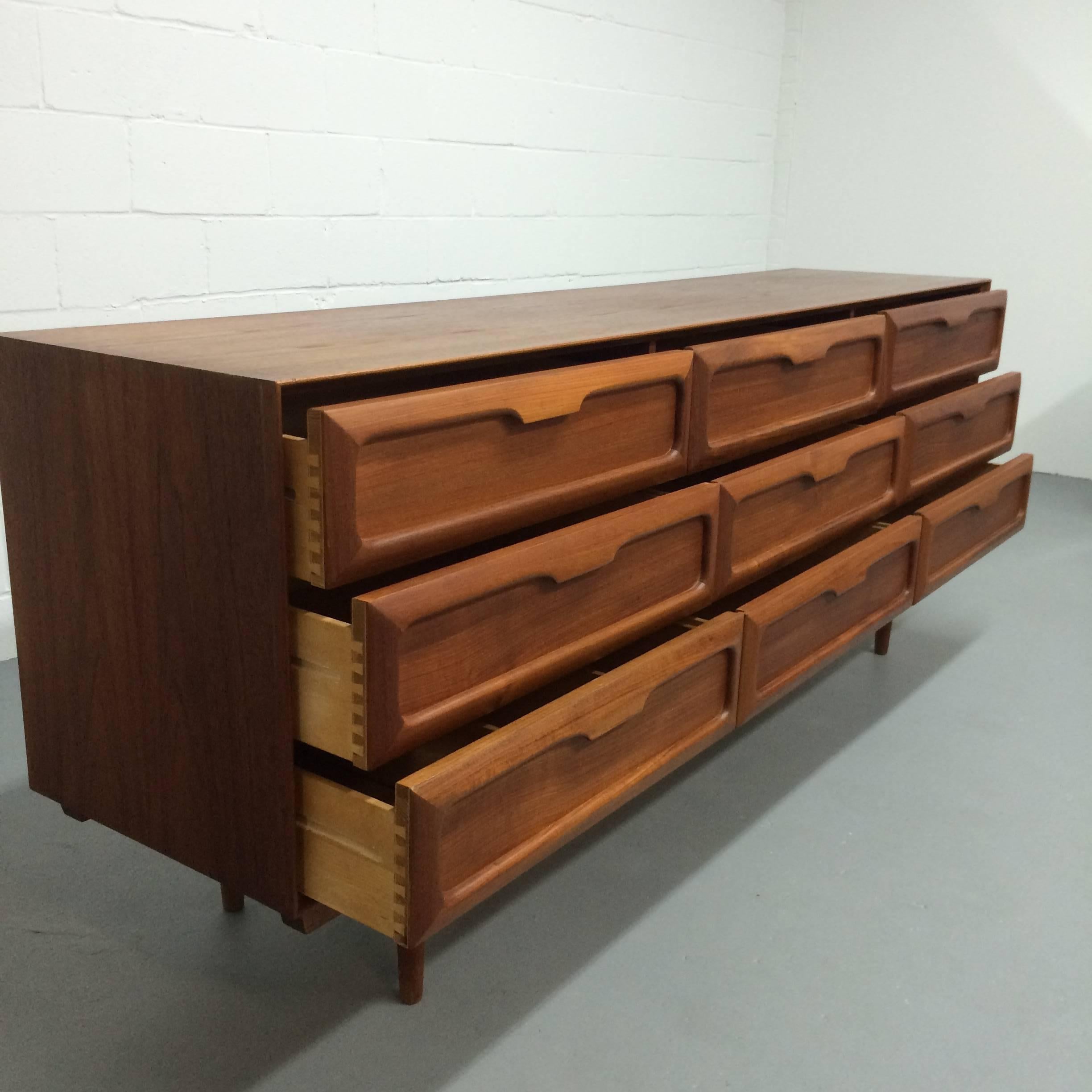 Mid-Century Modern Teak Long Credenza/ Dresser In Good Condition In New Hyde Park, NY