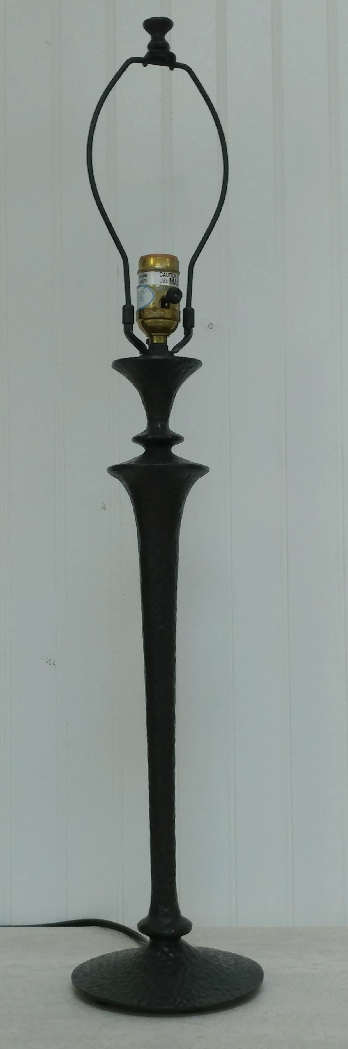 European Giacometti Style Hammered Painted Bronze Table Lamp, Offered by La Porte For Sale