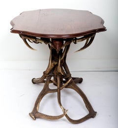 Table en bois de cerf avec plateau façonné
