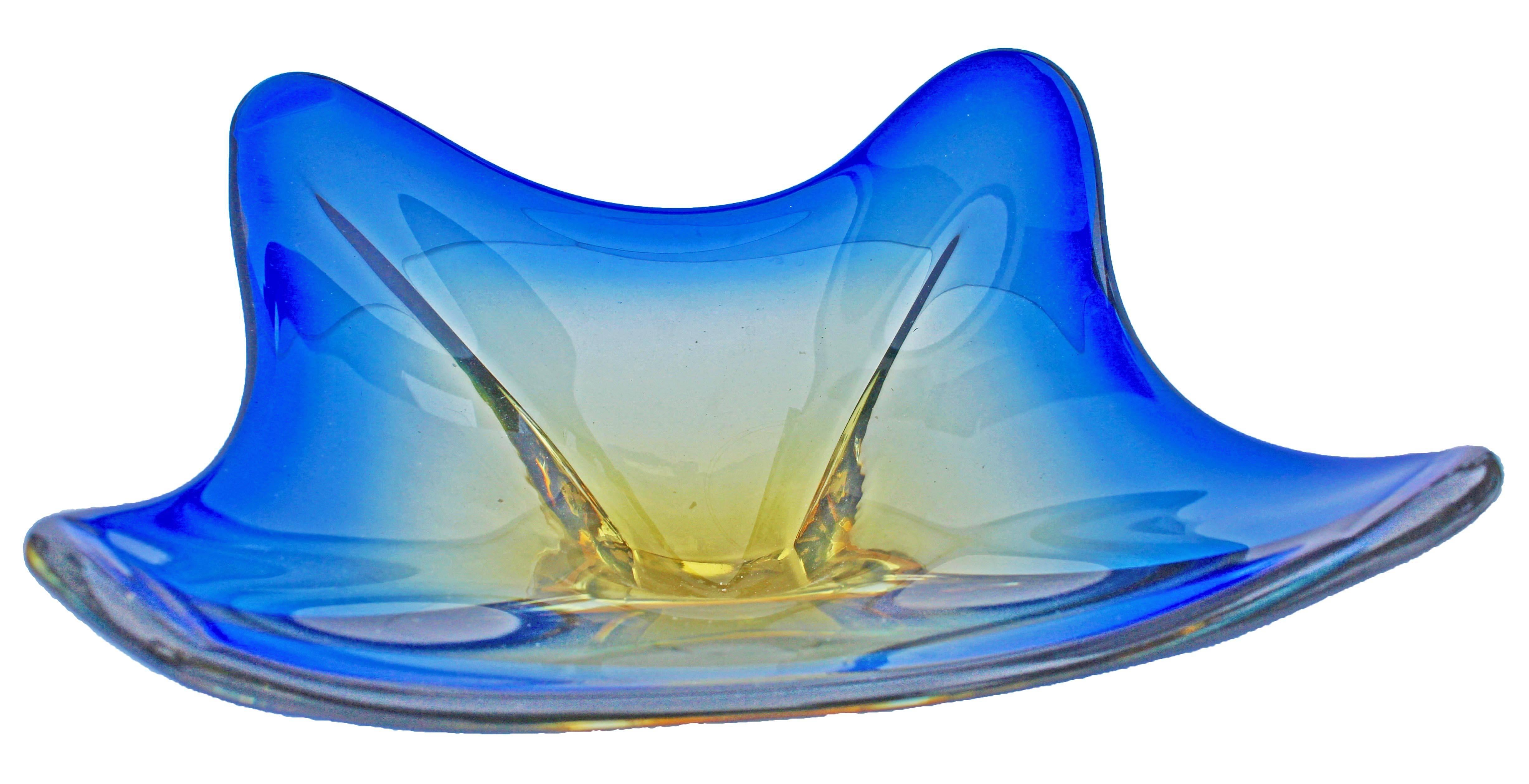 A wonderful set Murano glass bowls with folded edges and utilising the Sommerso technique. 
Would make a very nice decorative look in any home.
looks simply stunning.

Dimensions:
Height 4,7 inch
Width 14,2 inch
Depth 4,3 inch
Total weight