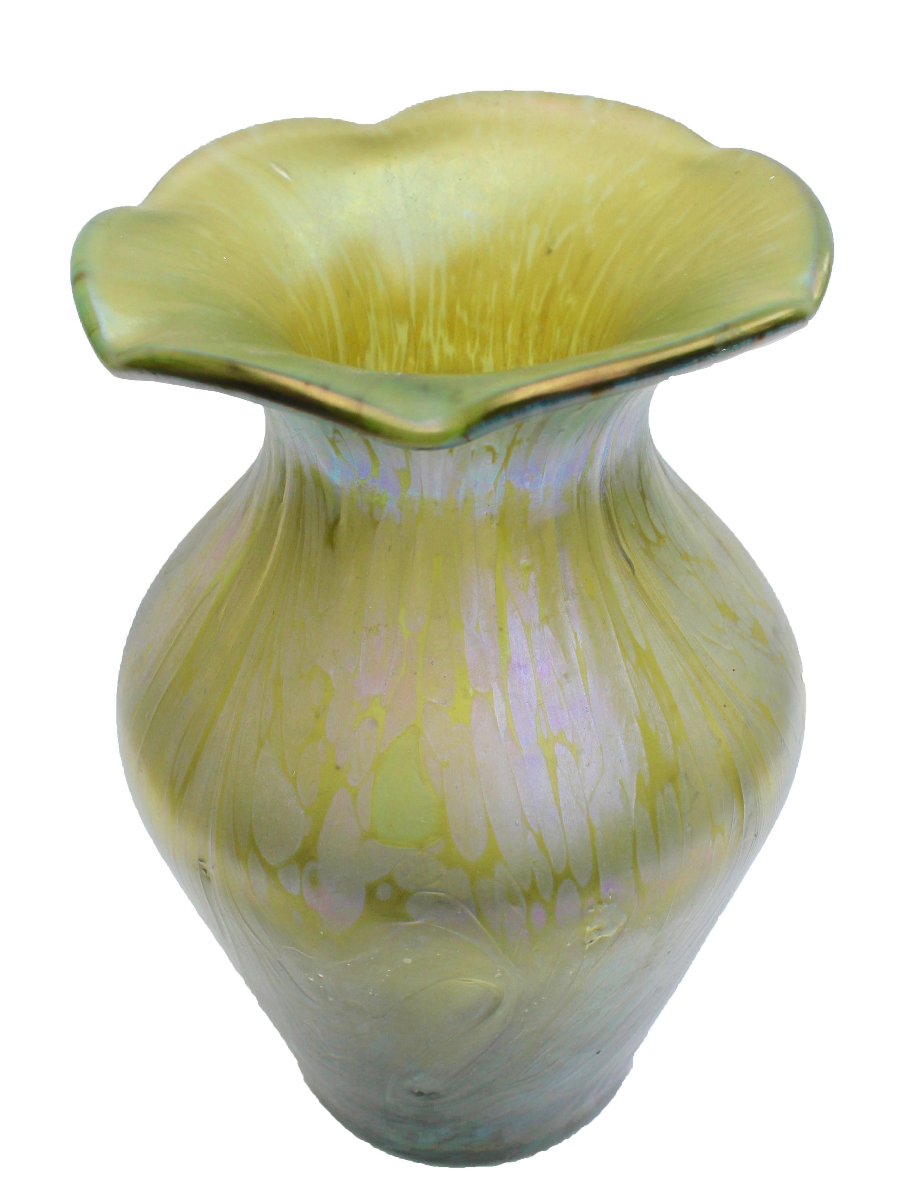 Neo Art Nouveau vase, Arte Nova Edition, Schott Zwiesel, 1970.
Thick-walled glass wavy edge, in the style of Loetz.
Bottom with etching brand AS. Measure: height 23 cm.
An spectacular decorative design.
 