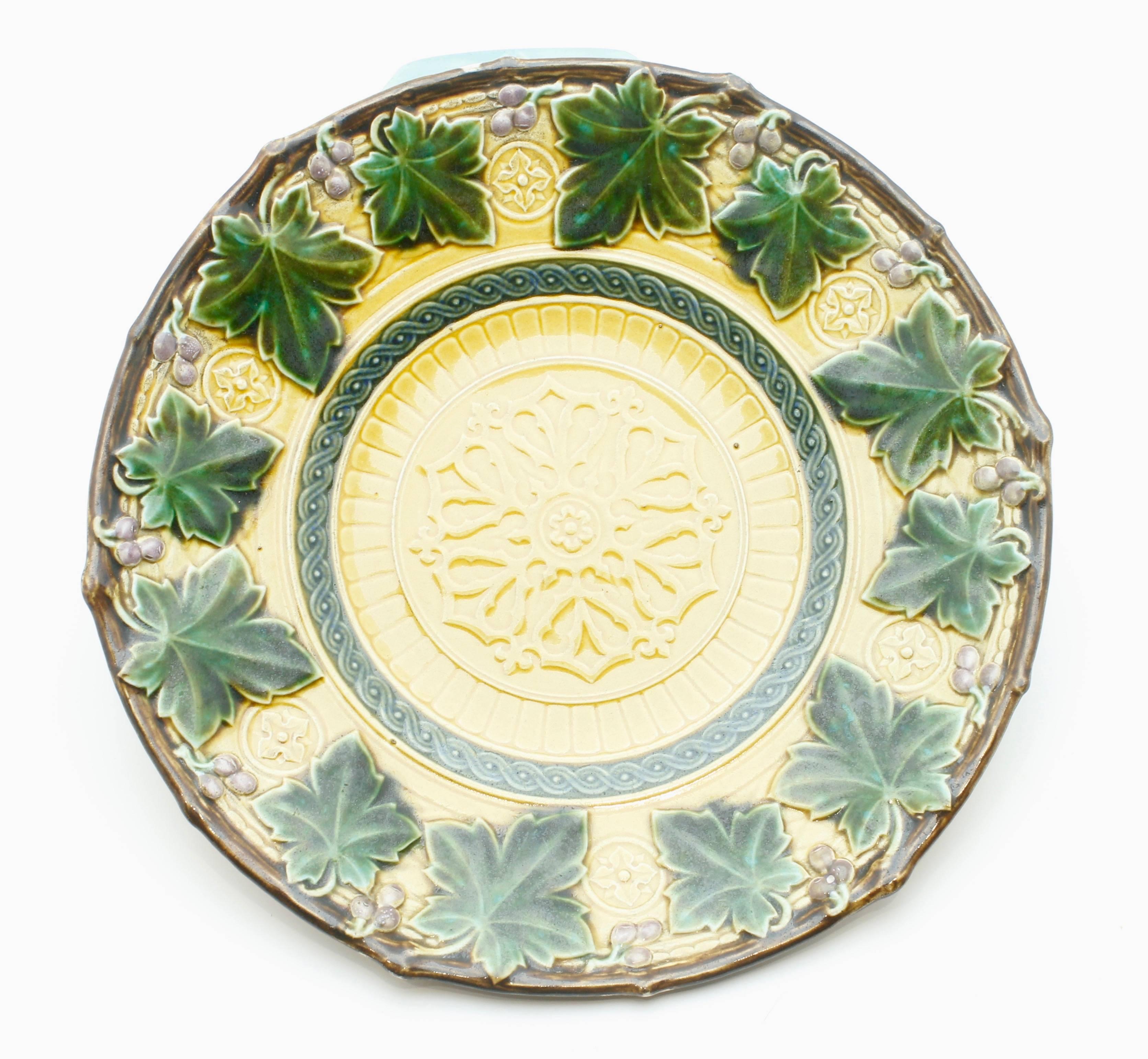 Art Nouveau Majolica Pattern in Relief Set of 16 Plates Whit Boch Stamp, 1900s In Excellent Condition In Verviers, BE