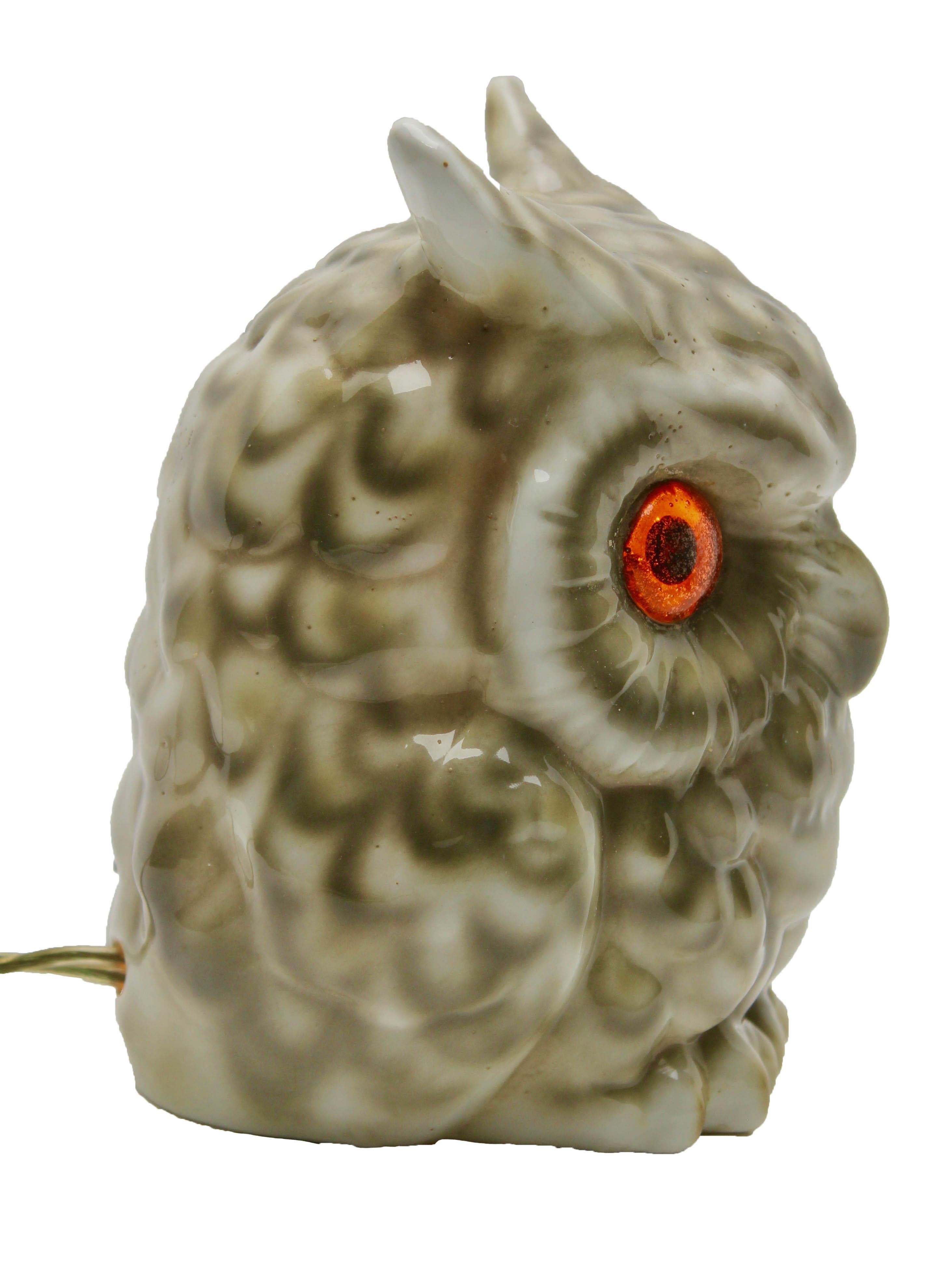 Germany, 1950s, excellent condition
Porcelain figurine table lamp. Owl Frome 1947s. Undamaged original condition. The lighting works. is in very good, clean and undamaged state of conservation. The Owl has brown glass eyes.
Original cable. In full