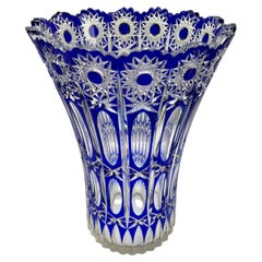 Große, farbenfrohe Vase aus Böhmenglas in Kobaltblau, kristallklar geschliffen