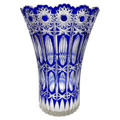 Große, farbenfrohe Vase aus Böhmenglas in Kobaltblau, kristallklar geschliffen