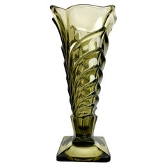 Leuchtend wiesengrüne Vase aus Kristallglas von Stölzle, Modell „Hermanova Hut“, 1930er Jahre
