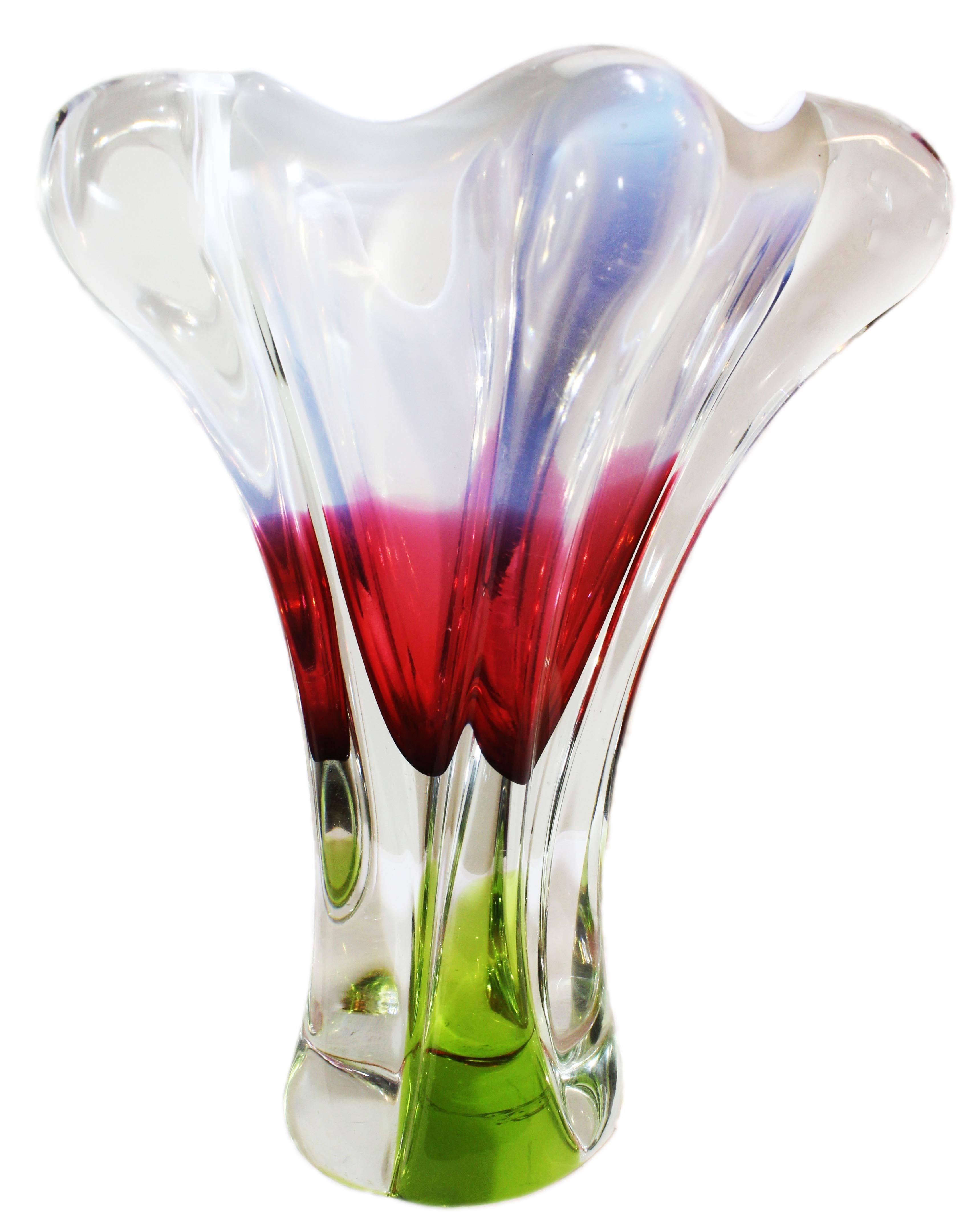 A vintage Czechoslovakian art glass vase by Chribska, designed by Josef Hospodka and dating to around the 1950s-1960s.

The vase is of four lobed form and is in a light green through cranberry glass encased in clear glass, with a white opalescent