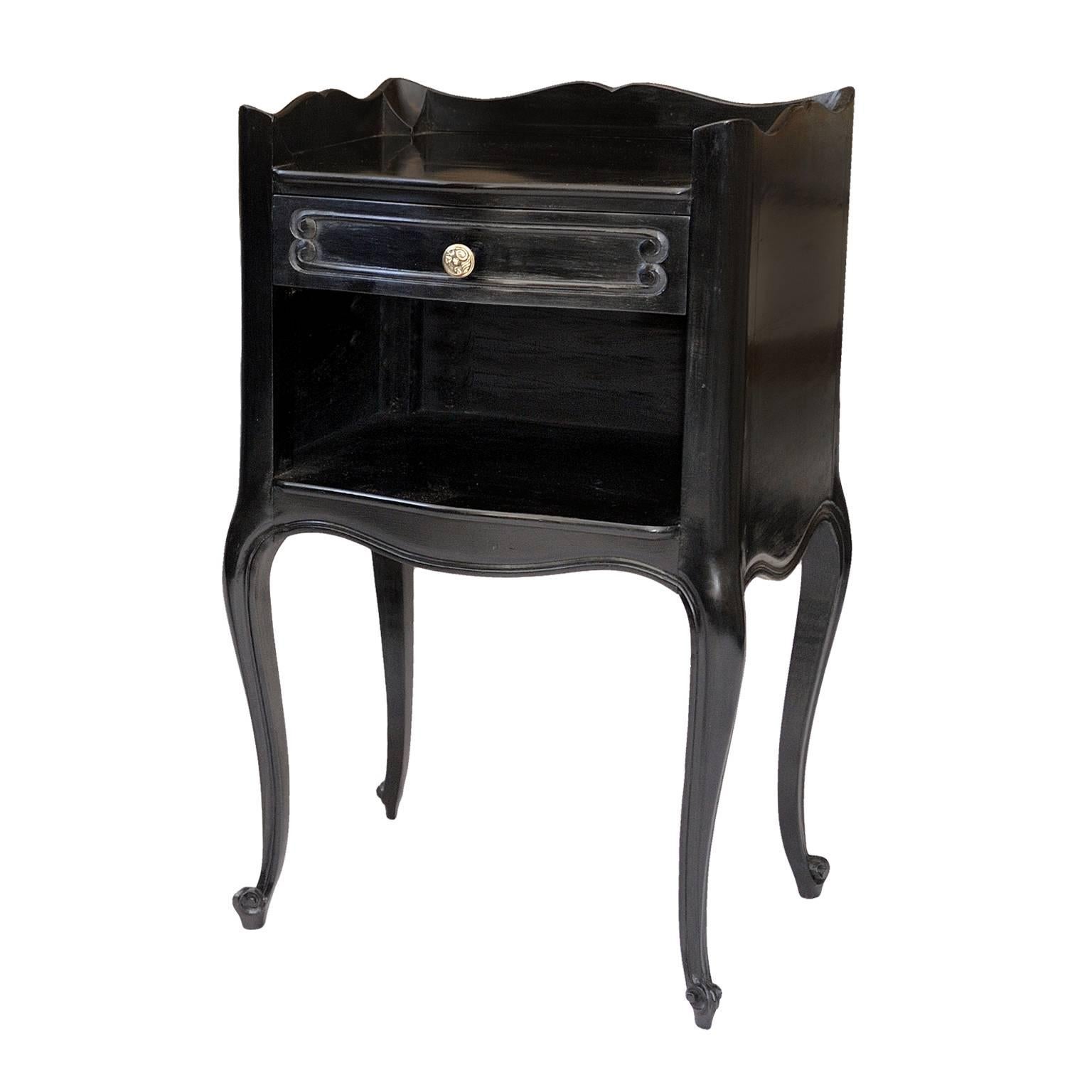 This is a charming and well-proportioned pair of French Louis XV 18th century style ebonised night/bedside tables, featuring very stylish cabriole legs with tray tops.
One table has three draws, while the other has a single draw located at the top