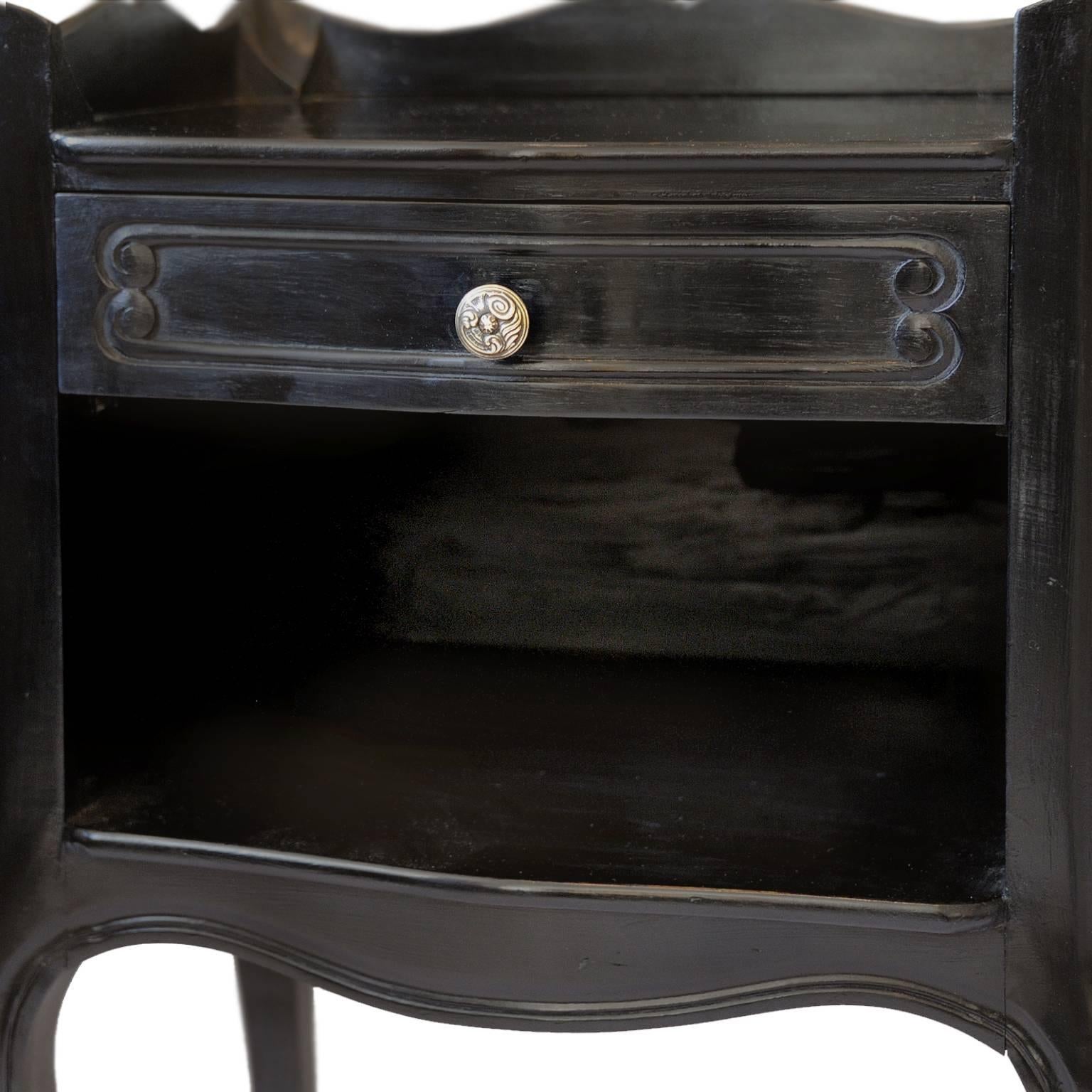 Mid-20th Century Pair of French Louis XV Style Ebonised Night/Side Tables, circa 1930 For Sale