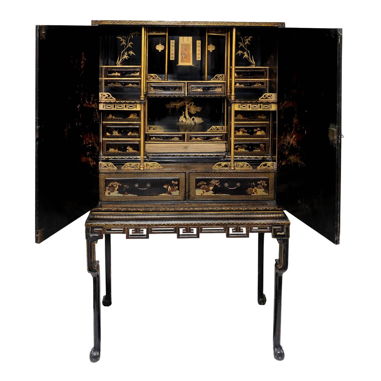 Rare Chinese Export George II Lacquered Cabinet, circa 1740 In Good Condition For Sale In Tetbury, Gloucestershire