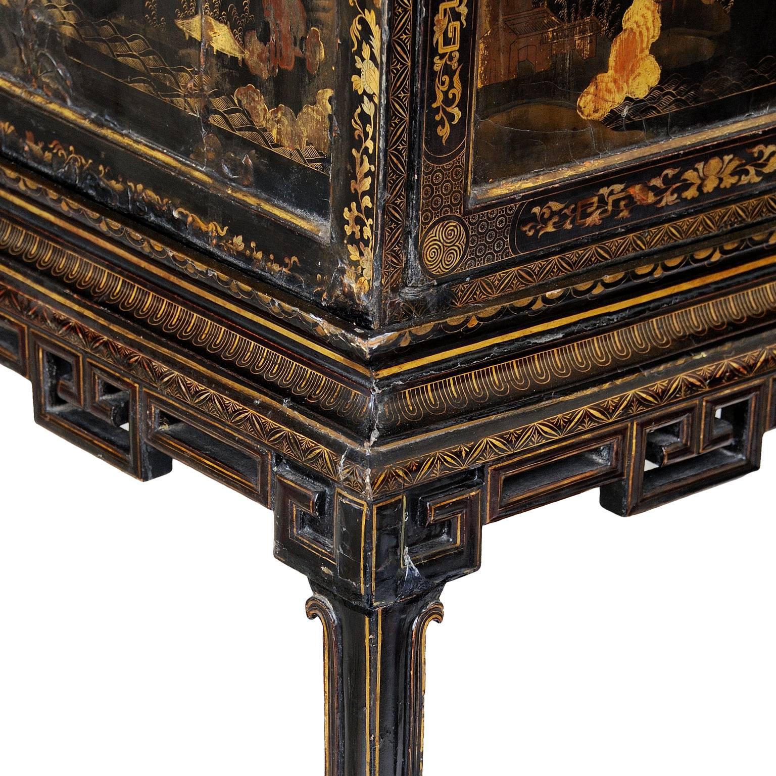 Rare Chinese Export George II Lacquered Cabinet, circa 1740 For Sale 2