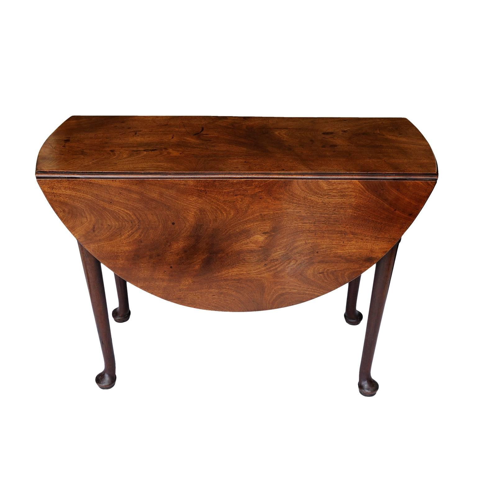 This is a very pretty George II mid-18th century Cuban mahogany drop-leaf pad foot table, the mahogany displays great colour, circa 1750.