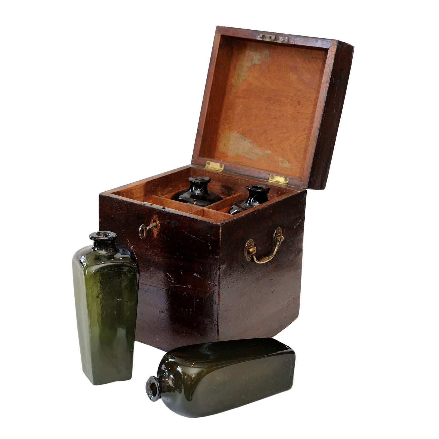 English 18th Century George III Mahogany Decanter Box with Glass Bottles For Sale