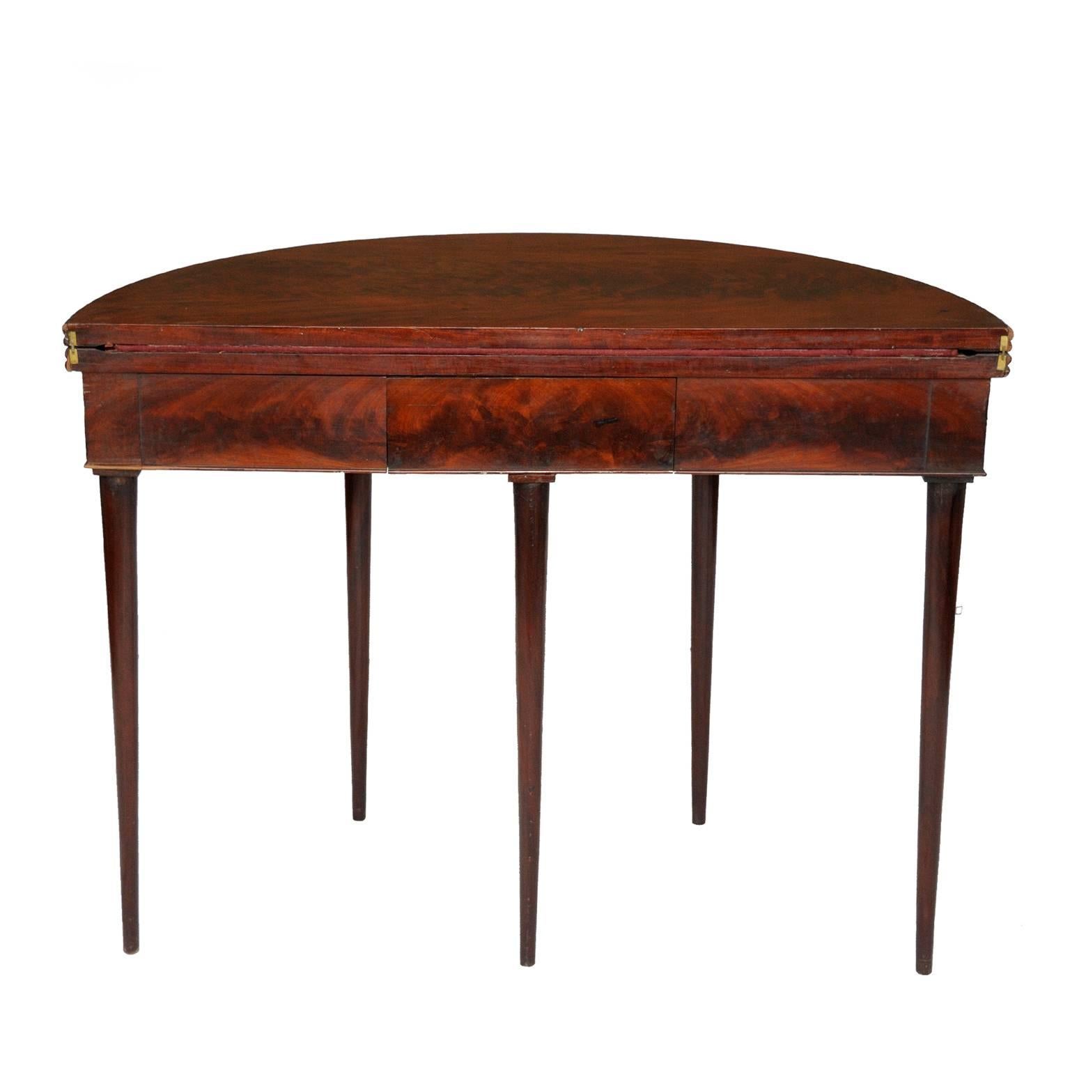 French 18th Century Louis XVI Flame Mahogany Circular Card Table, circa 1780 In Good Condition For Sale In Tetbury, Gloucestershire