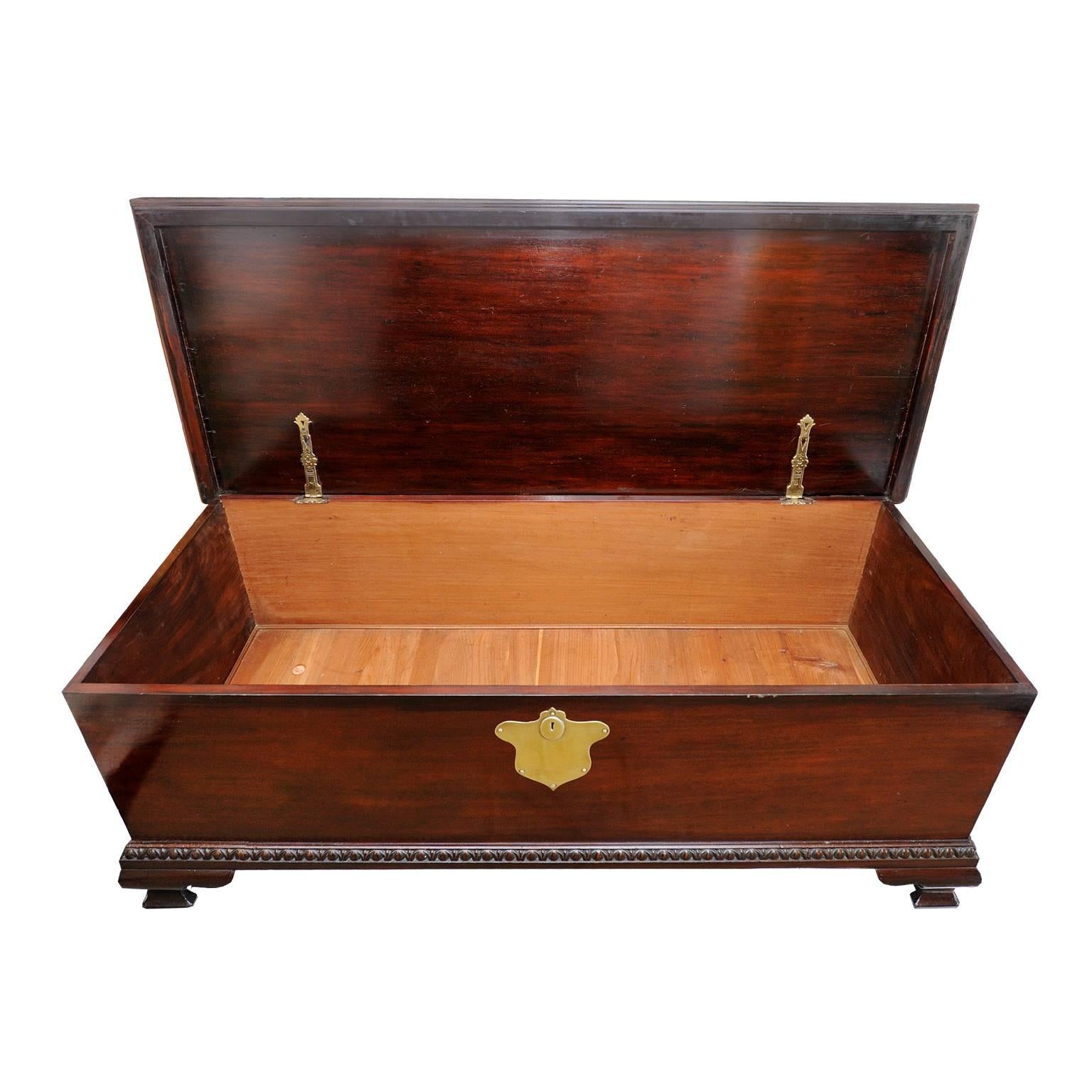 This is a beautifully propositioned large Irish 18th century mahogany blanket box with very attractive edge detailing and ogee bracket feet, complete with smart brass fittings and handles, circa 1780.
  
