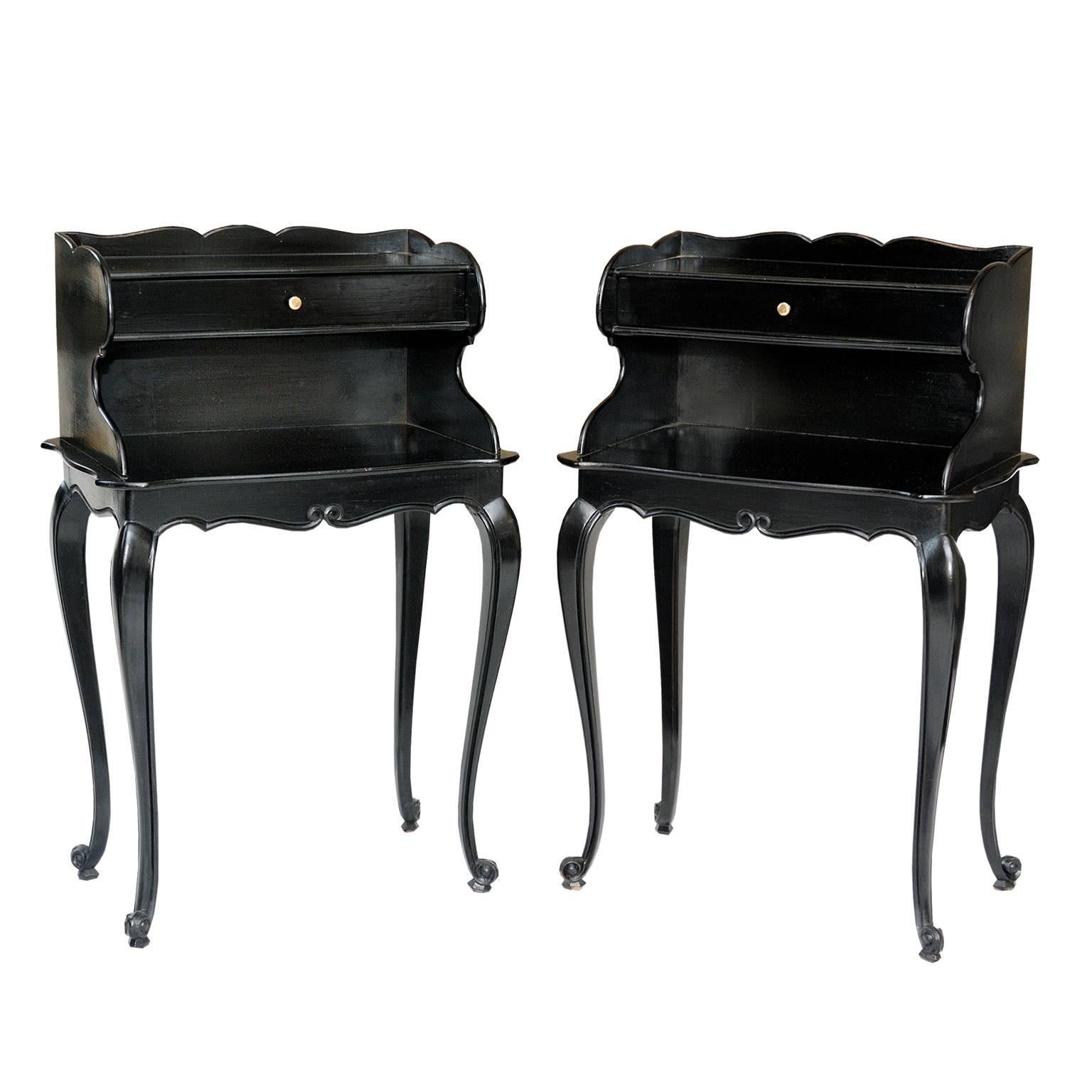 A fine pair of French 18th century style ebonized bedside or night tables with draw to the top and very elegant cabriole legs, circa 1920.
              